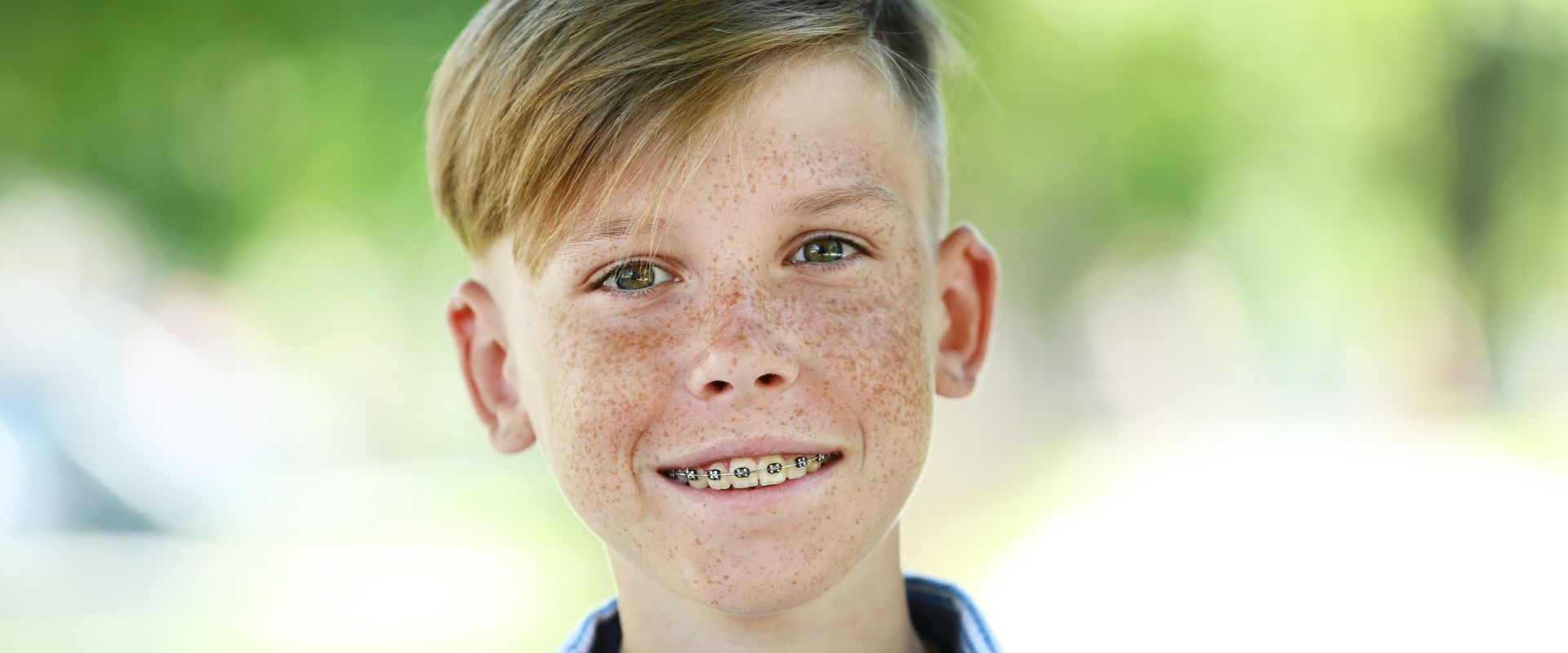 Junge mit fester Zahnspange im Mund