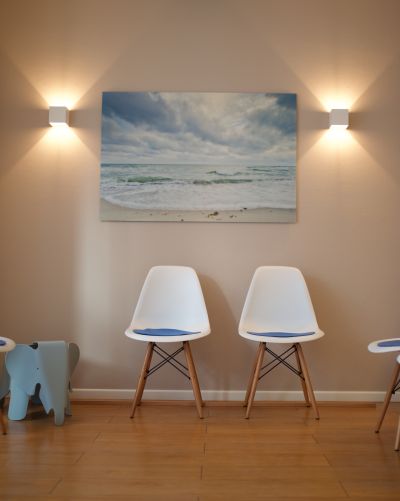 Zwei Stühle im Wartezimmer der Praxis KFO am Grindel